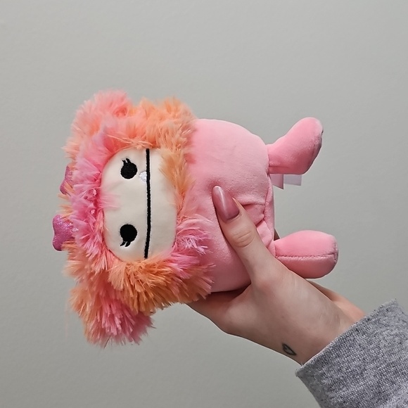 Squishmallows Caparinne Yeti mini plush valentines edition - Picture 1 of 3